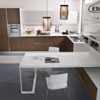 Cucina moderna con tavolo penisola